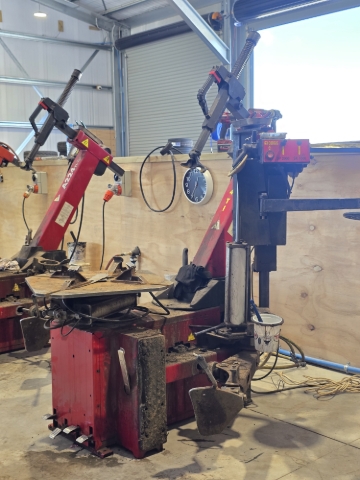 <p><strong>Overview</strong></p><p>The&nbsp;Corghi A224TI is an automatic tyre changer with pneumatic tilting column and 24" turntable</p>