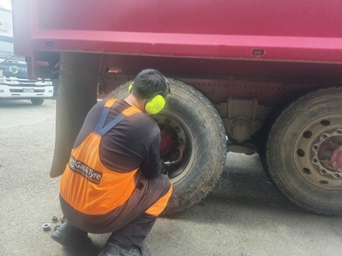 <p><strong>Removing the Tyre and Rim</strong></p><ul><li><p>Select the right size socket. </p></li><li><p>Identify thread direction. See <klink id="c009b07e-9d00-45ac-aa4b-3894a453f883" step-id="8ed7803e-e16c-4941-b641-6bc6590b0bcb">How To - Identify Thread Direction. </klink></p></li><li><p>Use the air gun to loosen and remove the lug nuts. </p></li><li><p>Carefully remove the tyre and rim and place it aside.</p></li></ul><p></p>