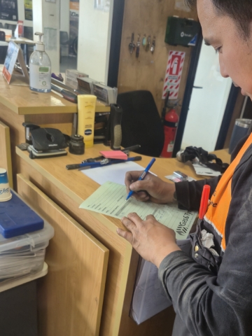 <p><strong>Documentation</strong></p><ul><li><p>Record the tyre change in the maintenance log.</p></li><li><p>Note any issues or irregularities encountered during the procedure.</p></li></ul><p></p>