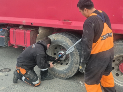 <p><strong>Torque the Wheel Nuts</strong></p><ul><li><p>Use the torque wrench to tighten the lug nuts to the manufacturer’s torque setting specifications moving around the lug nuts from one to the next in a clockwise pattern (not a star pattern). </p></li></ul><p></p>