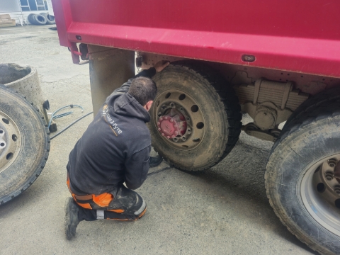 <p><strong>Installing the New Tyre and Rim</strong></p><ul><li><p>Align the new tyre and rim with the wheel studs.</p></li><li><p>Hand-tighten the lug nuts to hold the tyre and rim in place.</p></li></ul><p><strong>Helpful Tips</strong></p><p>The Michelin bar is helpful to lift and maneuver the tyre and rim while it is sitting on the hub.</p>