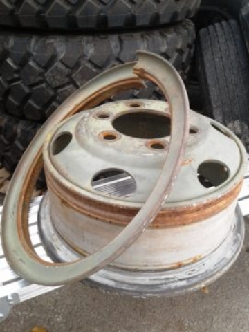 <p><strong>Split Ring Rim</strong></p><p>A split ring rim consists of two parts, the man rim and a split locking ring. </p><p>It is important when fitting the tyre, that the lock ring is properly seated. If it is not properly seated, you risk it flying off and the tyre exploding while inflating.</p>