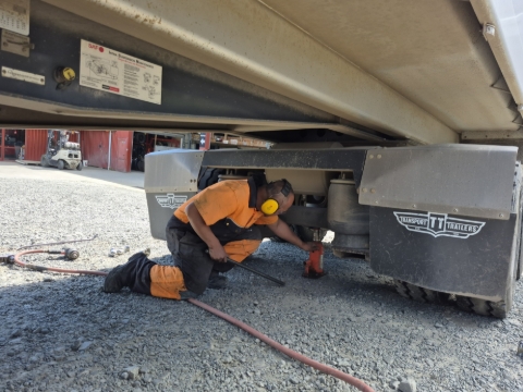 <p><strong>Positioning the Jack</strong></p><p></p><p>Ensure the jack is on level, stable, ground and the jacking point on the trailer is suitable. (See following slides for suitable jacking positions)</p>