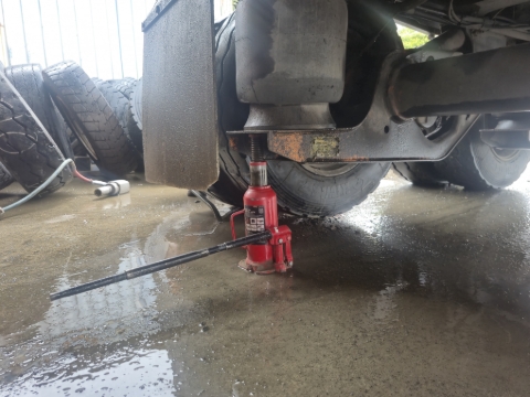 <p><strong>Airbag Suspension Arm</strong></p><p>The airbag suspension arm is another place that you can jack from as it provides a nice flat and solid surface. </p><blockquote><p>Please note that this is <strong>only </strong>suitable if it is a light trailer or if the tub is empty on dump trailers. </p></blockquote><p></p>