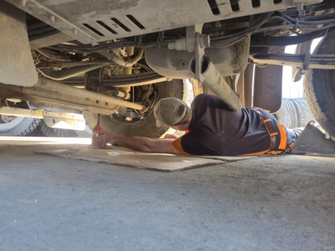 <p><strong>Positioning the Jack</strong></p><p>Ensure the jack is on level, stable, ground and the jacking point on the commercial vehicle is suitable. (See following slides for suitable jacking positions) </p><p>Look for a good jacking point where there is no chance of the truck slipping off the jack even if there was a small movement. Use axle stands if unsure.</p>