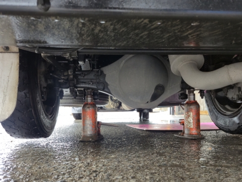 <p><strong>Axle</strong></p><p>The axle is another good place to jack from.</p>