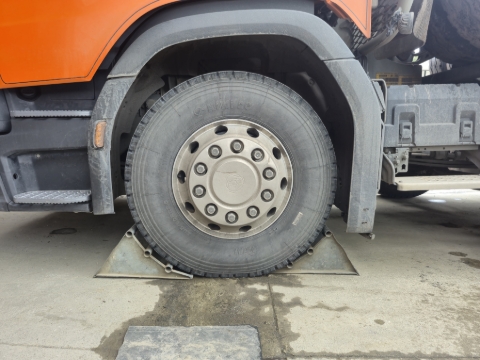 <p><strong>Preparation</strong></p><ul><li><p>Chock the wheels</p></li><li><p>Lock out the vehicle</p></li></ul><p></p>