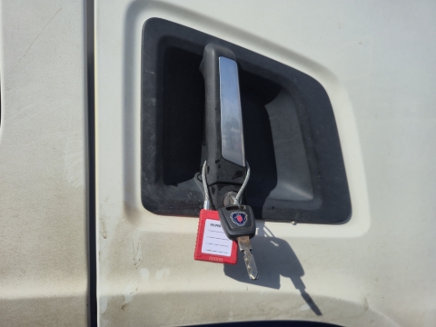 <p><strong>Off-Site Lockout</strong></p><p>When you are off-site for a callout, lock the keys to the door handle of the truck. </p>