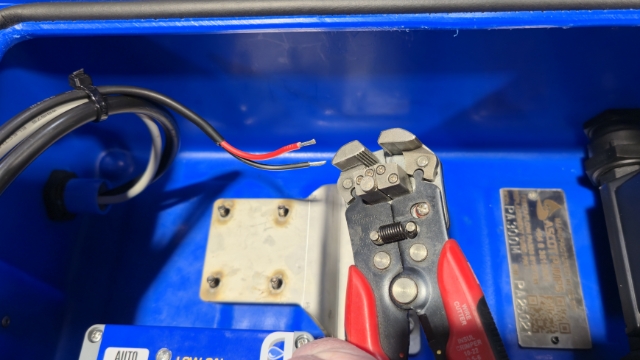 <p>Strip the wires 8mm with the stripping tool</p>