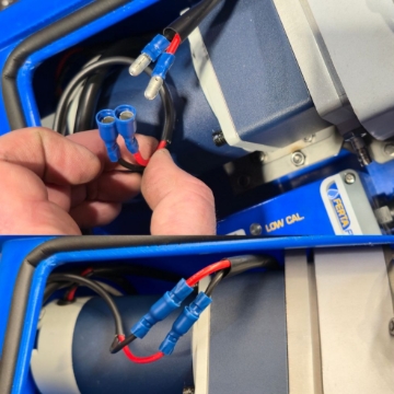 <p><strong>Connect the Pump Power Wires</strong></p><p>Push the bullet terminations together, red to black and vice versa.</p><p>This will ensure the correct rotation of the pump head. </p>