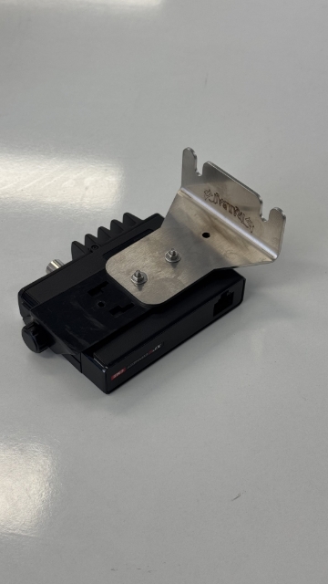 <p><strong>Step 3:</strong> Attach UHF to the mount as pictured.</p>