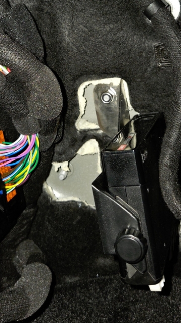 <p><strong>Step 4:</strong> Attach the UHF and bracket assembly to the location pictured using the suppied 6mm nut and washer.</p><p>It may be easier to install the wiring prior to mounting the unit.</p><p></p>