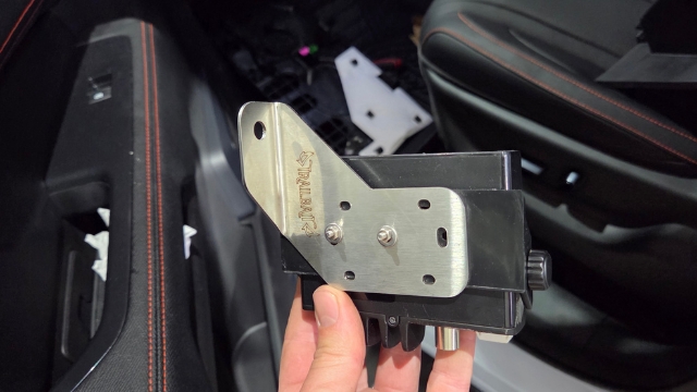 <p><strong>Step 1:</strong> Attach the UHF to the bracket as shown here.</p>