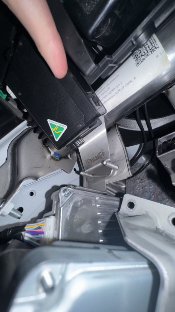 <p><strong>Step 5:</strong> Position the UHF unit behind the bracket on the frame.</p>