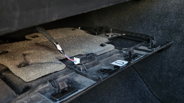 <p><strong>Step 2:</strong> Detach the electrical connector and set cover piece aside.</p>