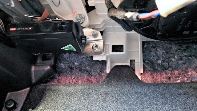 <p><strong>Step 4:</strong> Mount the UHF in this location as pictured. Wire up the UHF and replace cover piece.</p>
