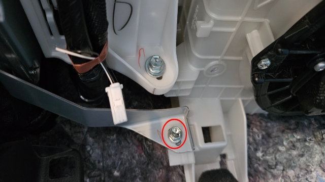 <p><strong>Step 3:</strong> Remove the bolt indicated in the image.</p>