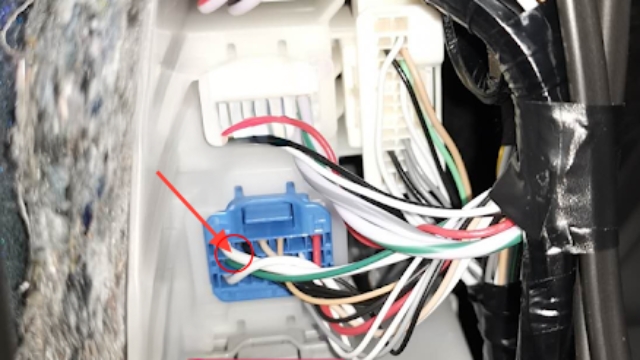 <p><strong>Step 5:</strong> Using the black and grey crimp connector, crimp it to the cable indicated in the photo</p>