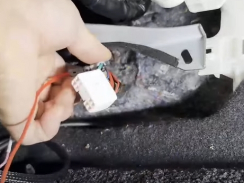 <p>7.</p><p>Attach the supplied wire tap to the GREEN wire, and reattach connector.</p>