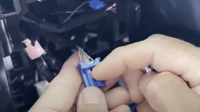 <p>13.</p><p>Attach the supplied wiretap to any adacent plugs (pin 4) for dash illumination.</p>