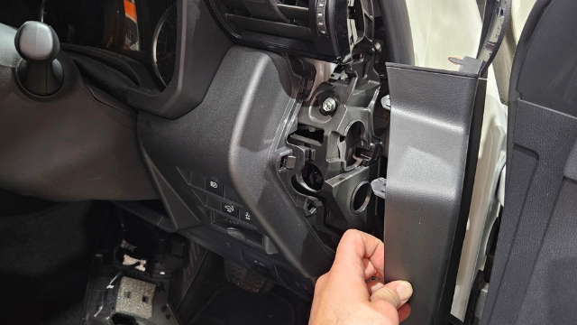 <p>11.</p><p>Locate dash board side trim and pull
firmly outwards to remove.</p>