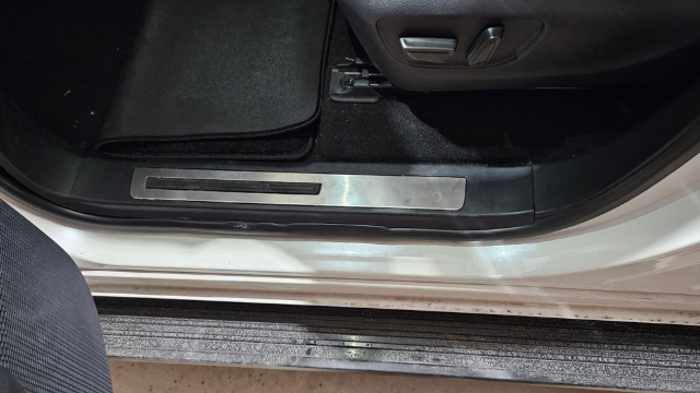 <p>2.</p><p>On the passenger side, remove the
tread plate by pulling upwards to
release the clips.</p>