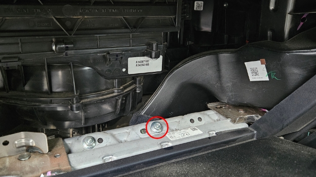 <p><strong>Step 2:</strong> Remove the nut indicated</p>