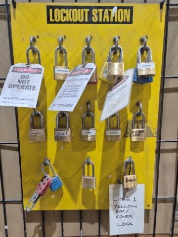<p><span><strong>Get the right isolation gear</strong></span></p><p><br></p><div>Check that you have all the lockout gear you need. (Personal Padlock and Key, Lockout Tag, Multilock)</div><p><br></p><div>If anything is missing, ask your supervisor before you start.</div>