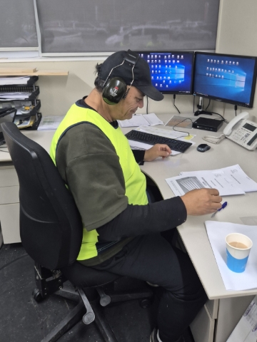 <p><span><strong>Noise</strong></span></p><p><span><br></span></p><p>This area is loud.</p><p><br></p><p>Always wear <strong>approved hearing protection</strong> when near operating machines.</p>