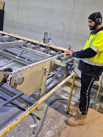 <p><strong></strong><span><strong>Pinch Points</strong></span></p><p><span><strong><br></strong></span></p><p>Keep hands and body parts away from moving parts of machines.</p>