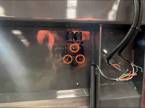 <p>Mount the junction box to the side of the wagon using 3x rivets.</p>