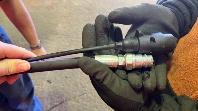 <p>Use the hydraulic hose to set the position of the light plug. </p><p>Make sure the end of the plug lines up with the end of the hose before cable-tying the light cable at the hose holder.</p>