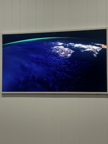 <p>When the screen saver is showing (something like this or maybe a different image), proceed to the next step.&nbsp;</p>