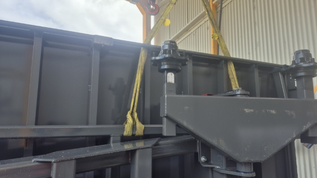 <p>Adjust your straps to a choke around the upper main deck rail. Make sure the trailer is still lifting evenly.</p>
