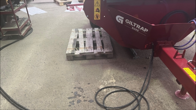 <p><span>Place a pallet on the ground under the
side of the DMLG2x2.</span><br></p>