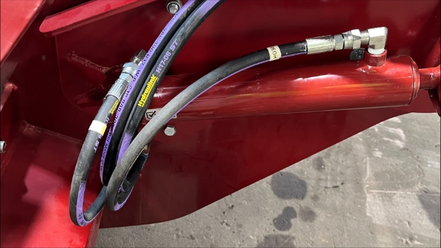 <p><span>Attach the original motor hoses to the
ram as shown.</span><br></p>