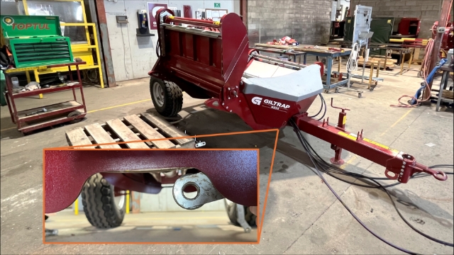 <p><span>Feed the chains in
using the hydraulics.</span></p><p>Feed the chains around until they reach
the chain joining gap under the unit.</p>