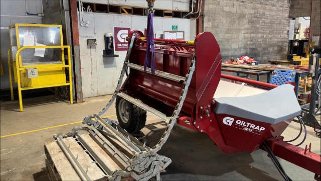<p><span>Move the chains under the extension, lift
them up and feed them into the drive sprocket.</span><br></p>