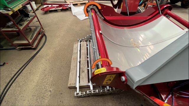 <p><span>Use the hydraulics to slowly run the
chain and bar assembly off the DMLG2x2 and onto the pallet.</span><br></p>