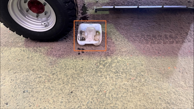 <p><span>Place a drip tray underneath the
connections for the hydraulic motor to catch any oil spillage.</span><br></p>