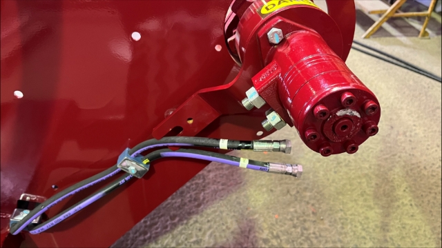 <p><span>Disconnect the hydraulic motor hoses as
shown.</span><br></p>