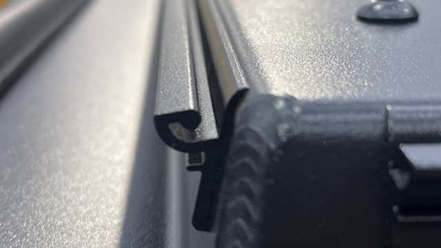 <p>Make sure that the hinge entrance free from cutting residue.</p>