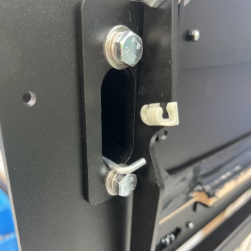 <p>Disconnect the locking rods on both sides of the drawer handle.</p>