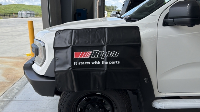 <p>Before starting work under the bonnet, use a fender cover to prevent damage to the cab.</p>