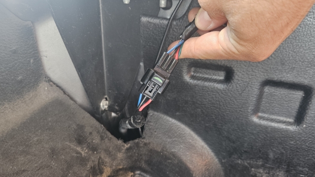 <p>Verify vehicle to canopy connection at loom interface located at front left of tub/wellside - ensure solid connection.</p><p>Ensure the wiring is free from any wear or chafing. </p>