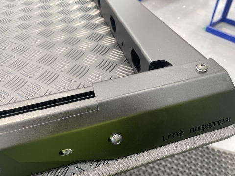 <p>Hand tighten a bolt through the top rail and destroyer rail to temporarily hold the rail in place.</p><p>Repeat on the other side.</p>