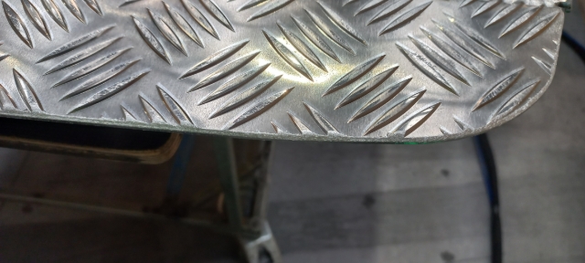 <p>Edges should be like this when done. No sharp edges</p><p>NOTE: This edge is left exposed after assembly i.e. no wind lace on this edge.</p><p></p>
