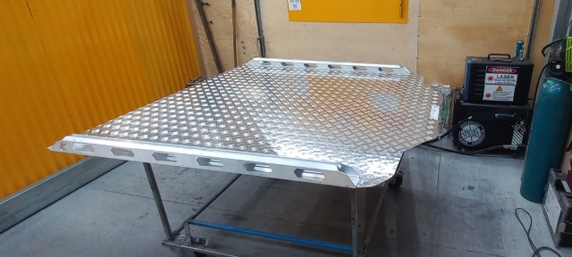 <p>Flip lid so tread is side up</p>