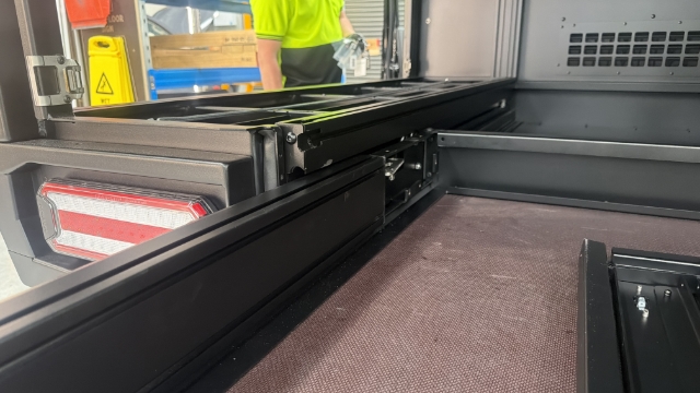 <p>Slide the LH extrusion runner to meet the drawer carriage.</p>