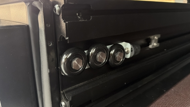 <p>Wind each bearing shaft into the bearing thread plate, then tighten all 3 bearing shafts.</p>